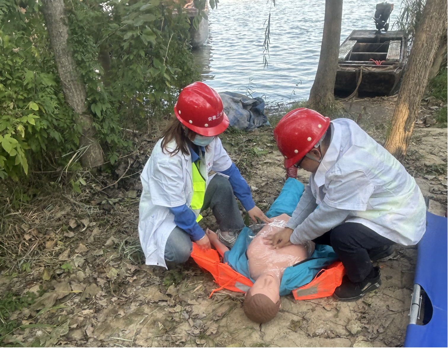 医护人员对溺水工人进行心肺复苏.png 医护人员对溺水工人进行心肺复苏.png