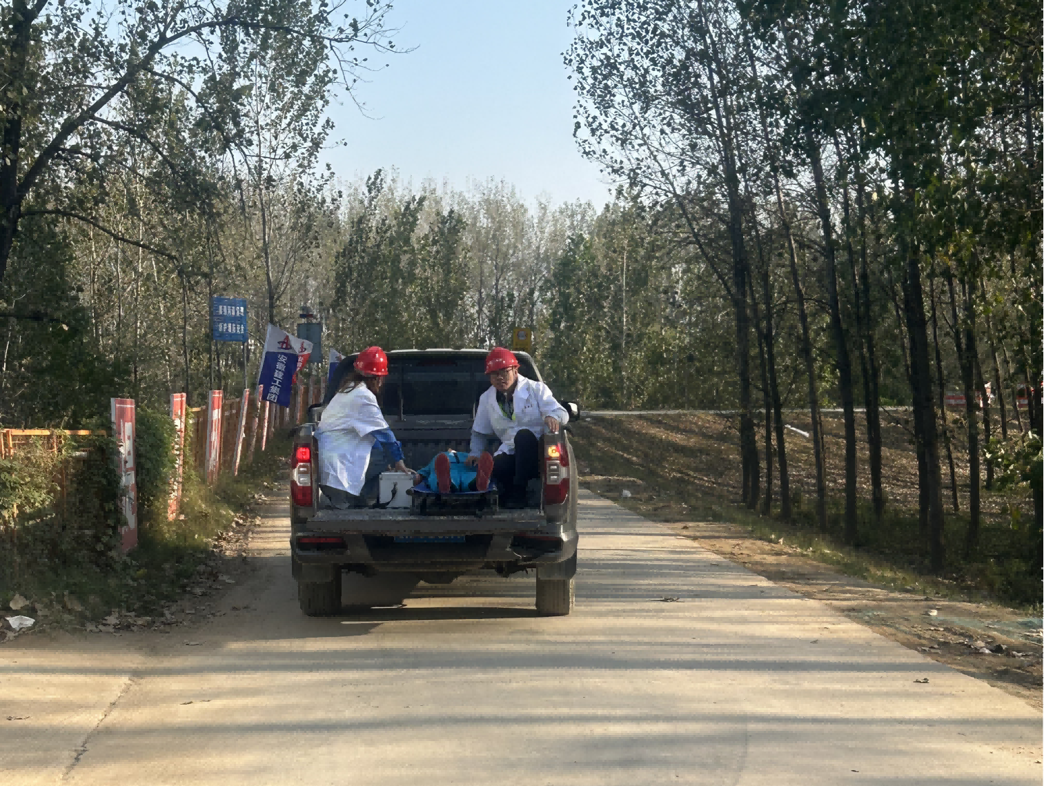 溺水工人被送往医院(1).png 溺水工人被送往医院(1).png