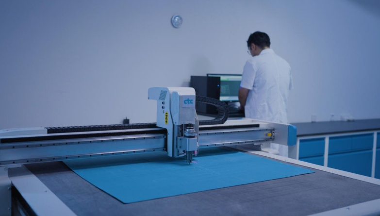 智能数控自动裁样机。